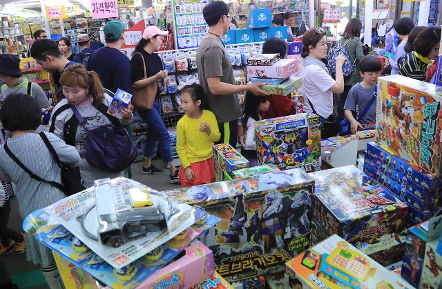 儿童节临近 玩具市场热闹非凡