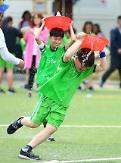 [PHOTO] Students indulge in water bucket race