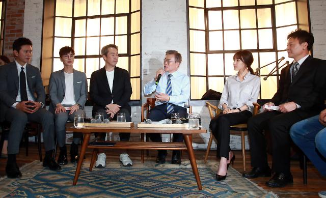 Top presidential candidate Moon pledges regular visit to theater or concert
