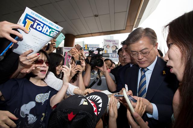 Opposition candidate Moon appeals for overwhelming support from voters