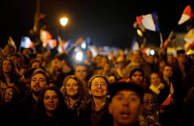[GLOBAL PHOTO] Supporters listen to French President-elect Emmanuel Macrons speech 