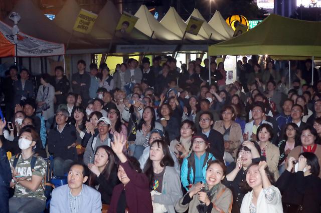 [AJU VIDEO] 韩国民众聚集在光化门关注总统选举开票