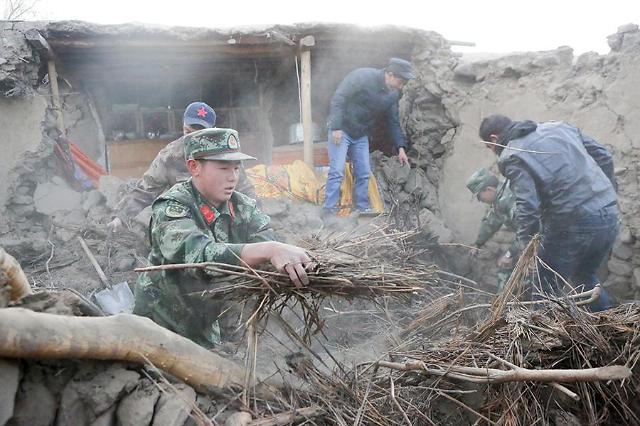 [GLOBAL PHOTO] Rescuers search for survivors of earthquake