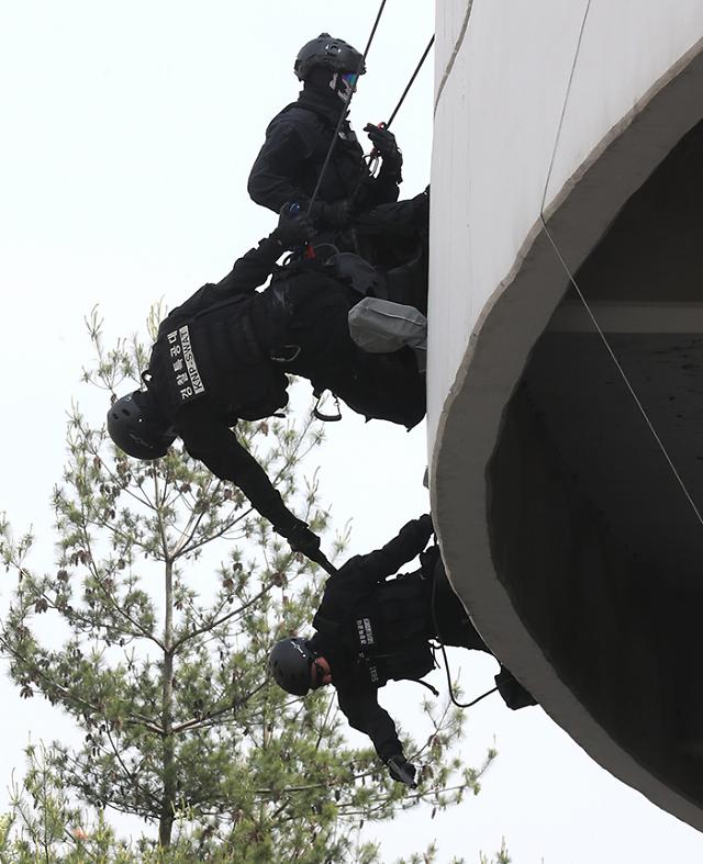 [PHOTO] Police special forces participate in counter-terrorism drill