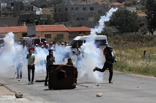 [GLOBAL PHOTO] Palestinian protesters and Israeli soldiers clash in Nablus