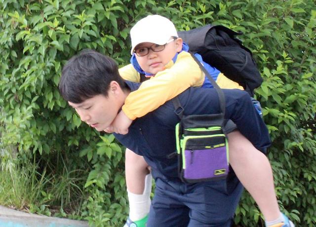School teacher piggybacks injured student during two-day field trip