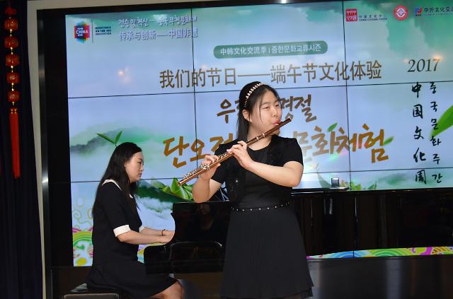 [AJU VIDEO] 韩国盲人女孩吹长笛