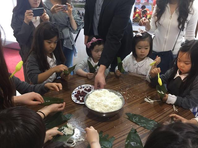 [AJU VIDEO] 韩国小朋友学习包粽子 体验中国端午文化