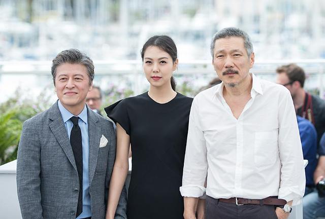 [GLOBAL PHOTO] Director Hong Sang-soo attend photo call with Kim Min-hee