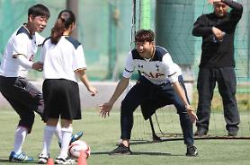 [PHOTO] Son attends as one-day football teacher for disabled kids