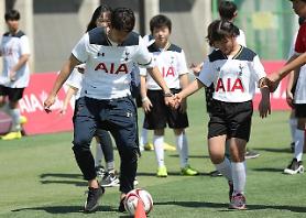 [PHOTO] Son attends as one-day football teacher for disabled kids