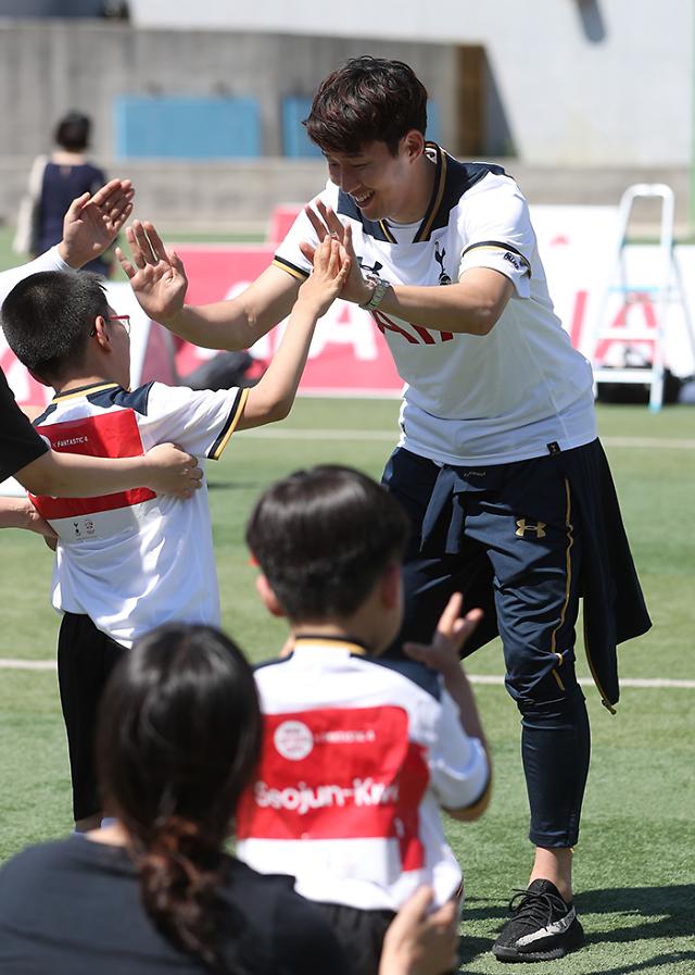 [PHOTO] Son attends as one-day football teacher for disabled kids