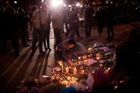 [GLOBAL PHOTO] Woman light candle for suicide bombing victims