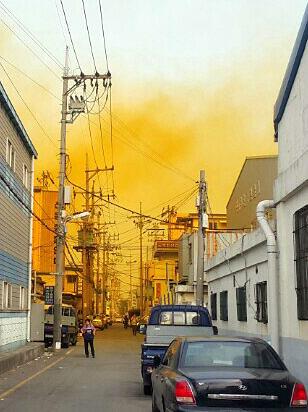 Yellow toxic cloud shrouds port city of Busan