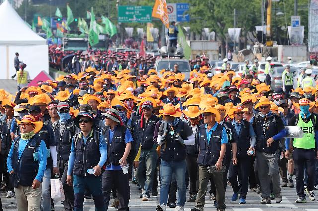 韩国建设工会在光化门举行2天1夜大规模游行