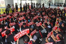 Workers block board members from endorsing suspended reactor construction