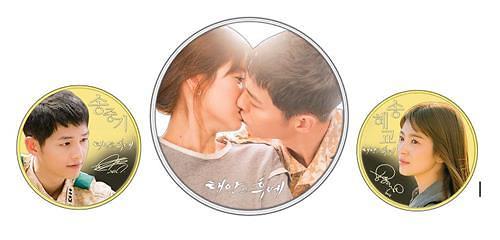 Special medals show kiss scene of Song Joong-ki and Song Hye-kyo couple