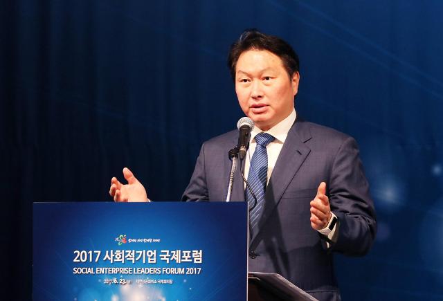 SK Group chief seeks divorce settlement with ex-presidents daughter: Yonhap