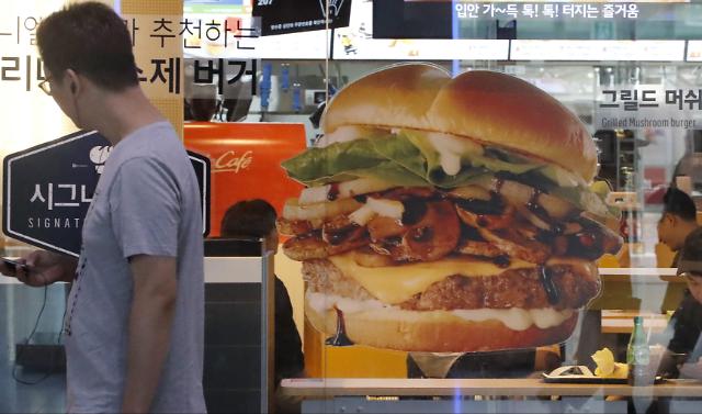 McDonalds head in S. Korea apologizes over hamburger disease cases