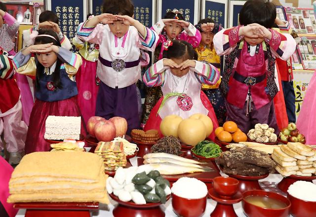 韩国中秋祭祀时如何行礼？小朋友们告诉你