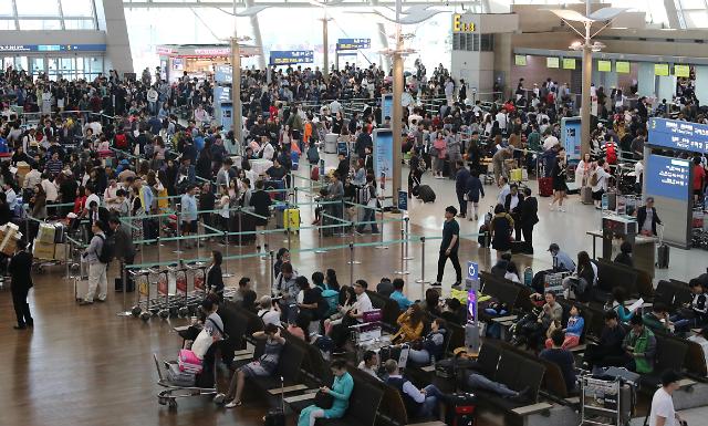 中秋旅游大军出动 机场现韩式春运