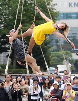 芬兰艺人在首尔举行公演 姿势亮瞎眼