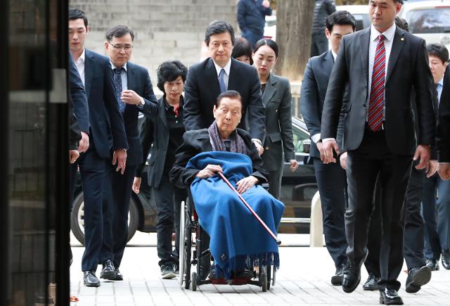 Prosecutors demand 10-year prison term for Lotte founder (Yonhap)