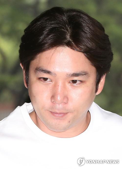 Super Juniors Kangin apologizes for beating girlfriend in bar