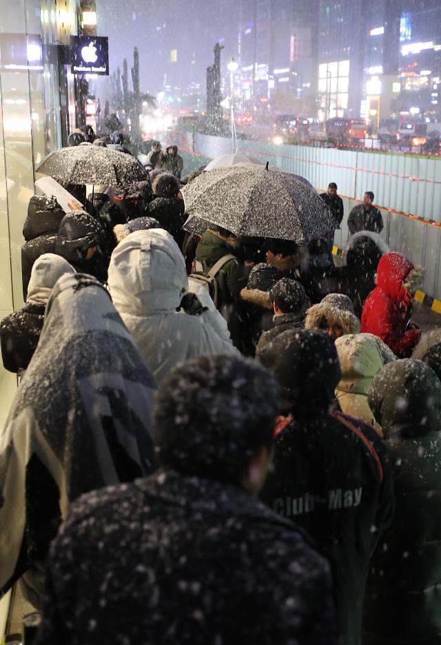 雪夜排队买iPhone X