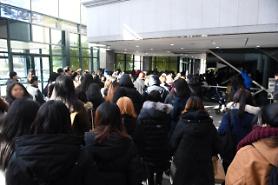 Fans visit funeral hall to mourn Jonghyuns shocking suicide  