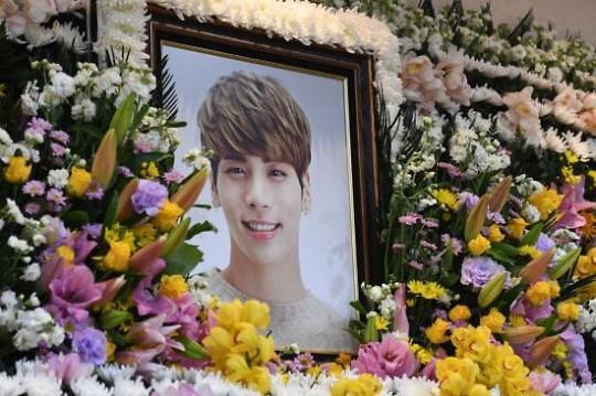 已故SHINee成员钟铉今日出殡 安葬墓地不对外公开