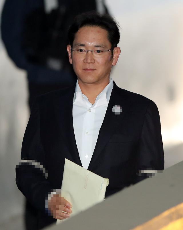 Prosecutors keep 12 yr jail term demand for Samsung heir in appeals trial (Yonhap)