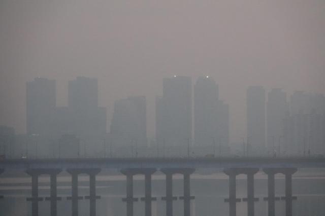 雾霾再袭首尔 车辆限行公共交通免费