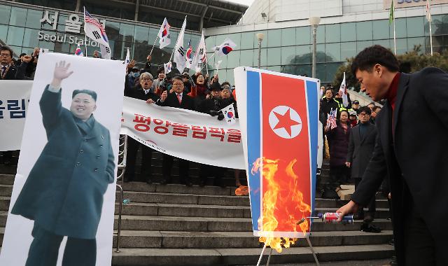 Conservative activists torch N. Korean flag and leaders portrait