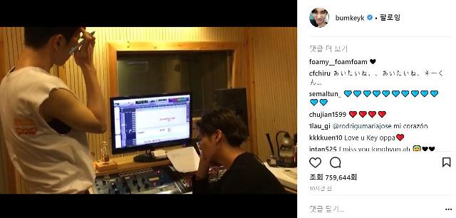​SHINees Key unveils video showing late Jonghyun in studio