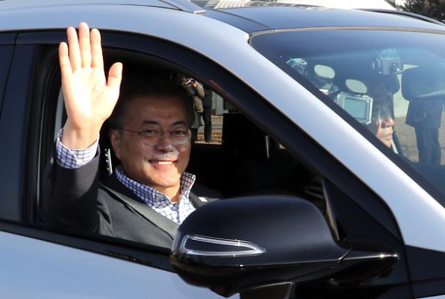 President Moon takes unheralded test ride of hydrogen fuel cell electric vehicle