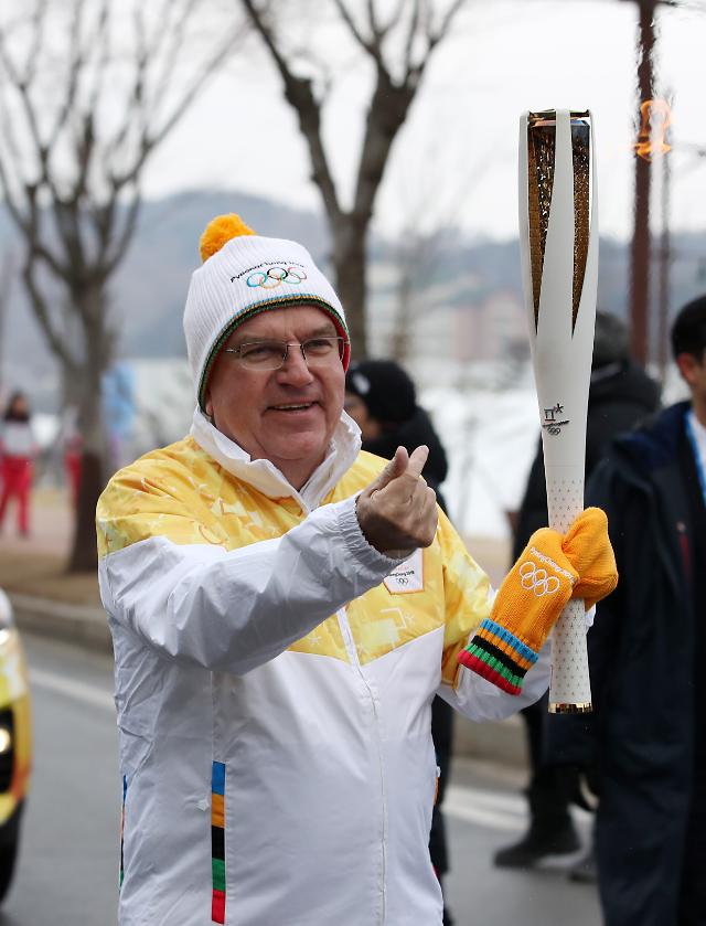 [OLY] IOC head carries Olympic torch on opening day: Yonhap