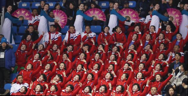 朝鲜啦啦队“抢镜”冬奥会 成亮丽风景线