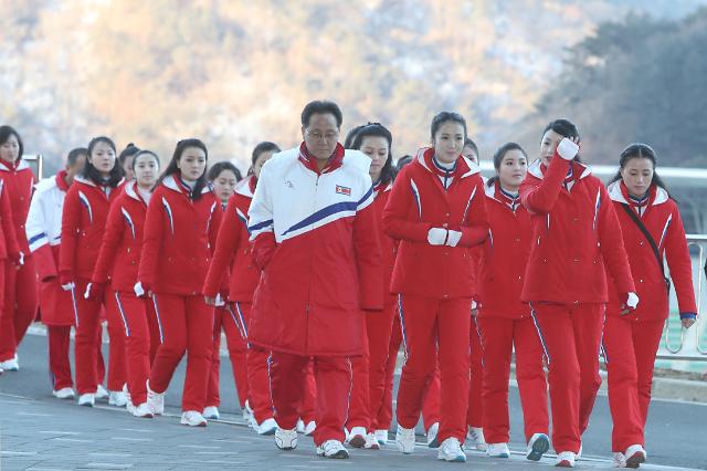 朝鲜啦啦队今日首次室外观战 为韩朝选手加油助威