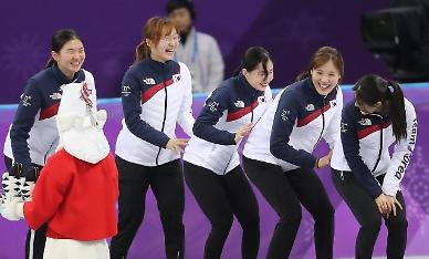 여자 쇼트트랙 3000m 계주 금메달…시상대에는 왜 한국만 5명?