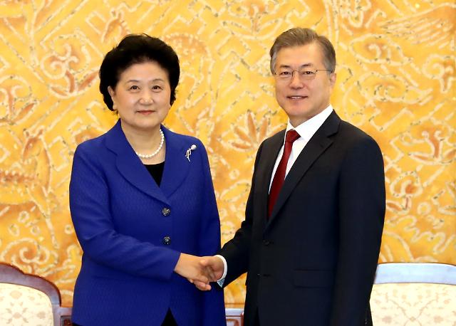 Moon urges U.S. to lower threshold for dialogue with N. Korea