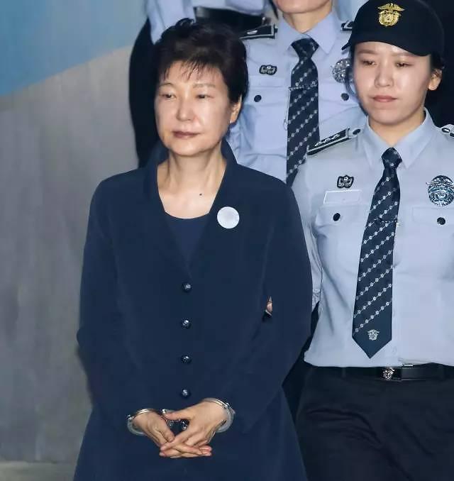 朴槿惠遭弹劾一周年 新政府致力革除积弊
