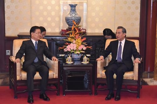 韩总统特使郑义溶与中国外长王毅举行晚餐会