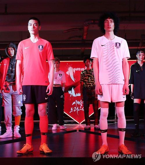 [PHOTO NEWS] New uniforms for S. Koreas national football team