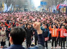 [FOCUS] Union militancy puts President Moons labor policy into fix
