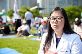 Bizarre contest of doing nothing in public place gets popular