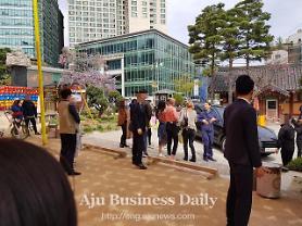 English actor Cumberbatch makes unheralded trip to Buddhist temple in Seoul