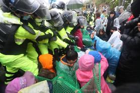 Riot police crush sit-in to renovate barracks at U.S. missile base