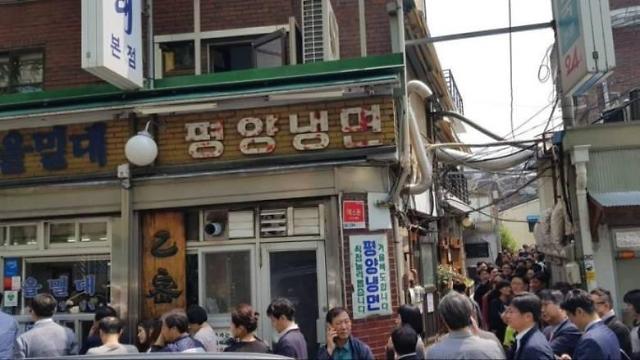 ​[SUMMIT] Summit-inspired S. Koreans flock to N. Korean noodle restaurants