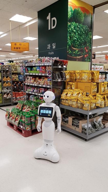 Japanese AI robot helps consumers choose beer at E-mart store